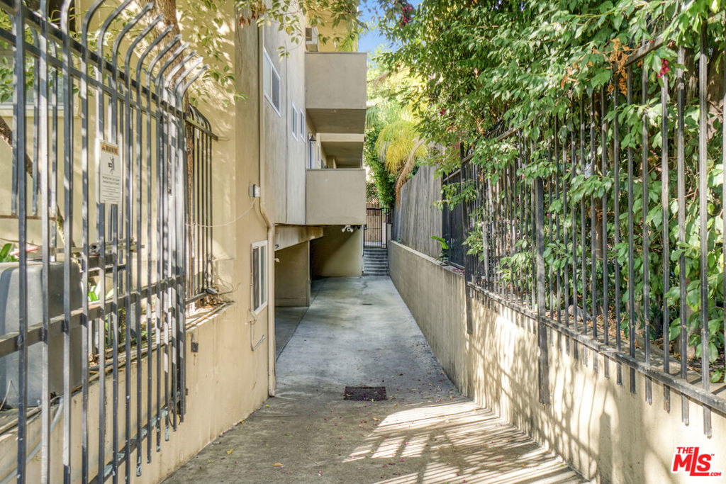 525 N Sweetzer Avenue