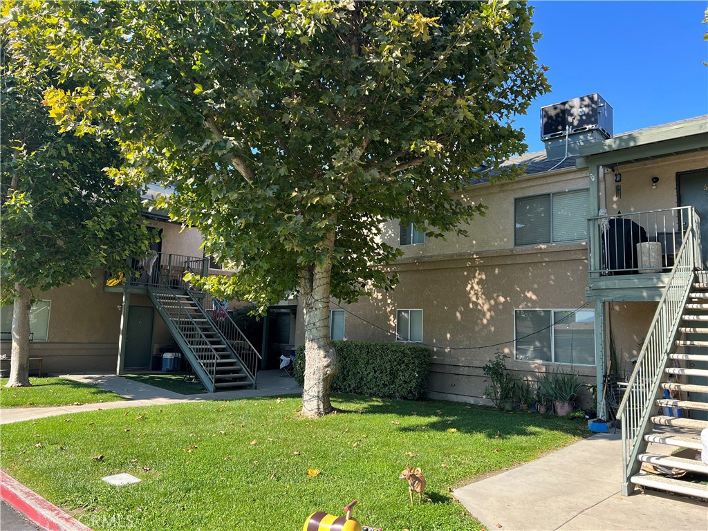 Nice 2 bdrm 1 bath upstairs unit, remodeled, nice building, 1 covered carport spot and additional parking first come first served. Laundry facility onsite, manager onsite.