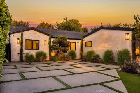 Photo of 5305 Allott Avenue, Sherman Oaks, CA 91401 (MLS # SR26228293)