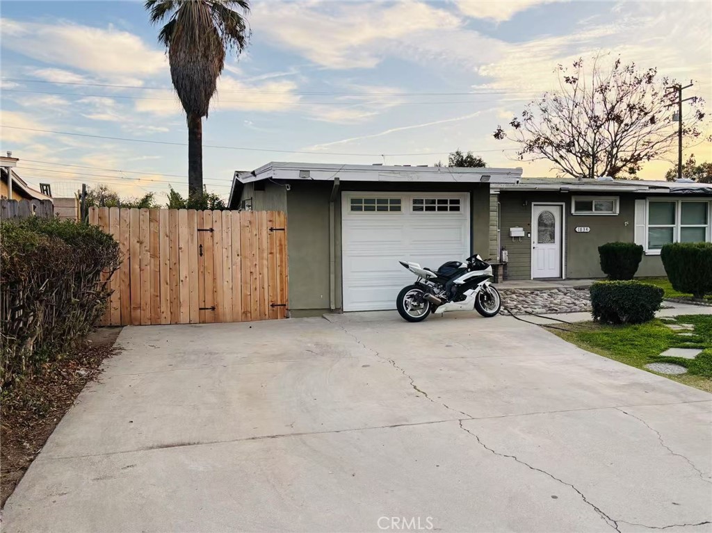 1834 E E. Holly Oak Drive