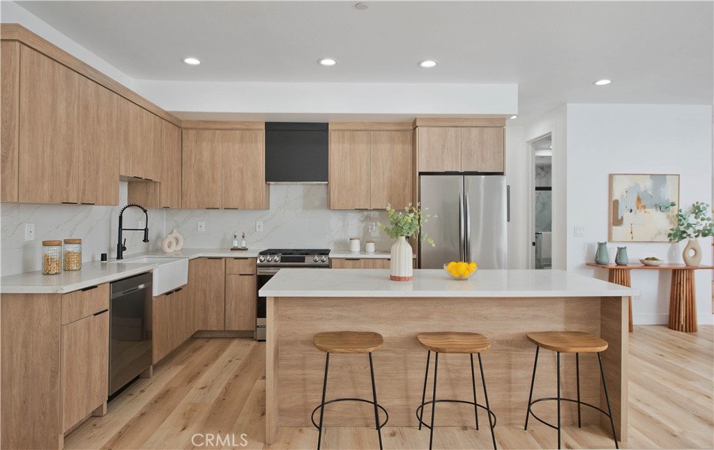 542 N Serrano Avenue
