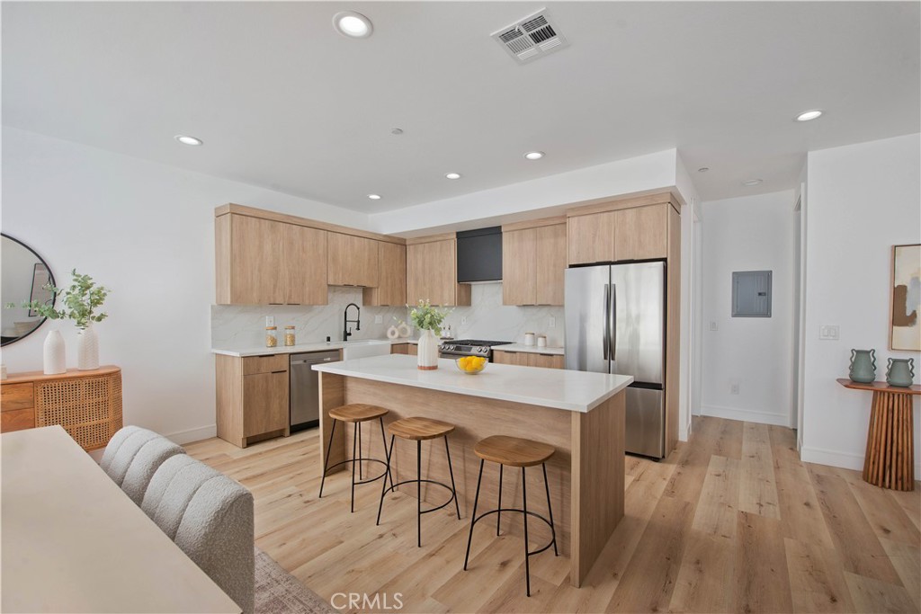 542 N Serrano Avenue