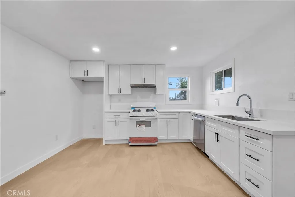 Pomona, California 91766, United States, 3 Bedrooms Bedrooms, ,2 BathroomsBathrooms,Residential,Contingent,130929