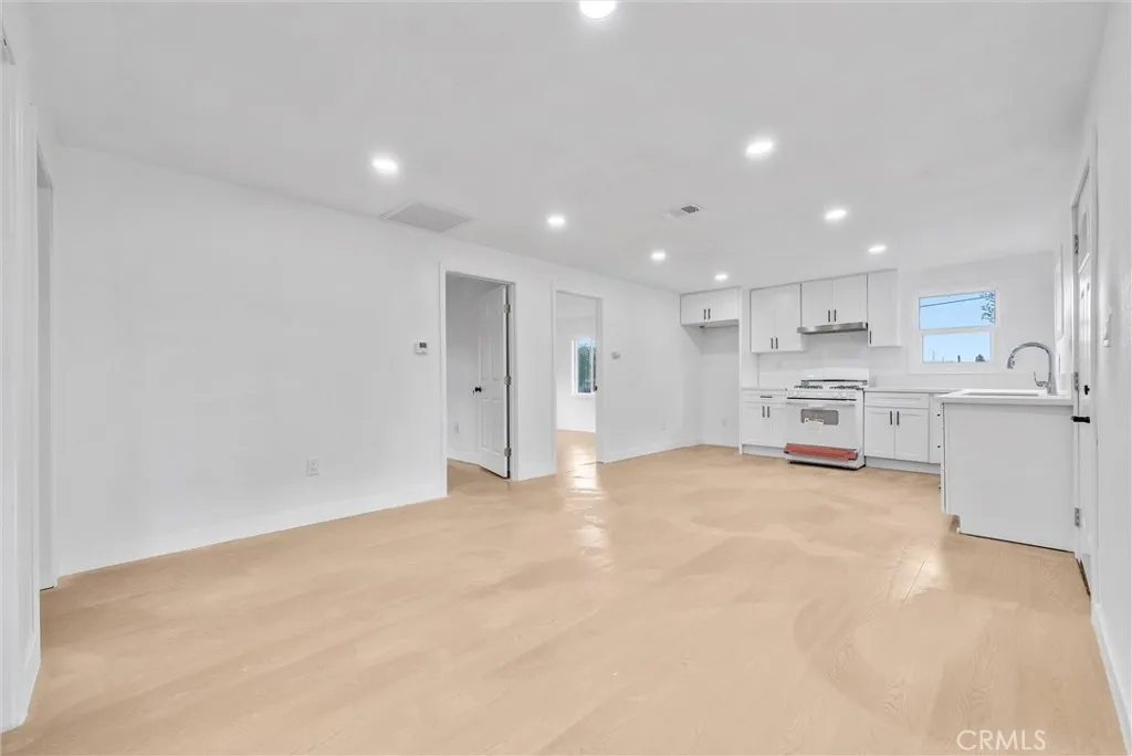 Pomona, California 91766, United States, 3 Bedrooms Bedrooms, ,2 BathroomsBathrooms,Residential,Contingent,130929