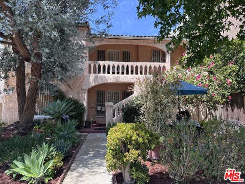 Photo of 6069 1/2 Cashio Street, Los Angeles, CA 90035 (MLS # 26843041)