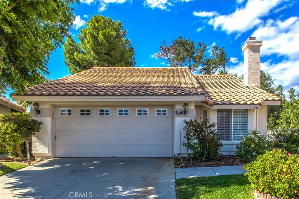 Sun Lakes Country Club - Springs 55+ community. 2 large bedrooms, Laminate flooring, newly remodeled kitchen with island, sliding door to the luscious back yard. Living room with fireplace, formal dining room, Vaulted ceilings. 2 car garage, Cul-de-sac location. Big back yard with green grass, mature shady trees, patio pavers, relaxing bench and so much more.