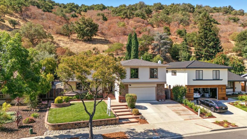 910 Foothill Drive
