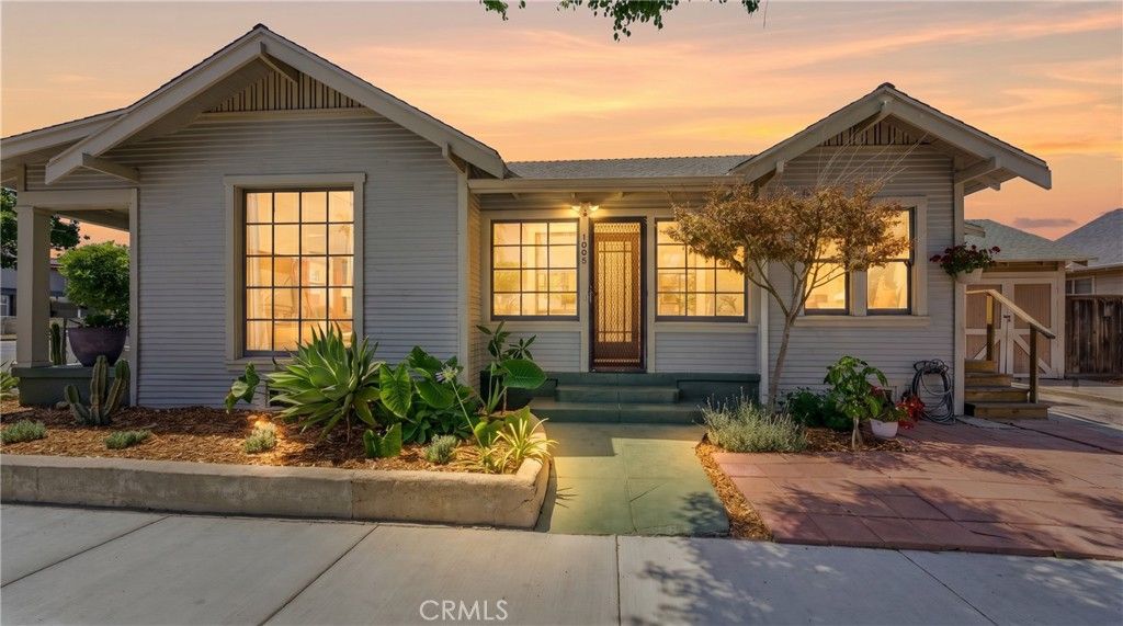 Photo of 1005 Roswell Ave, Long Beach, CA 90804 (MLS # PW26090694)