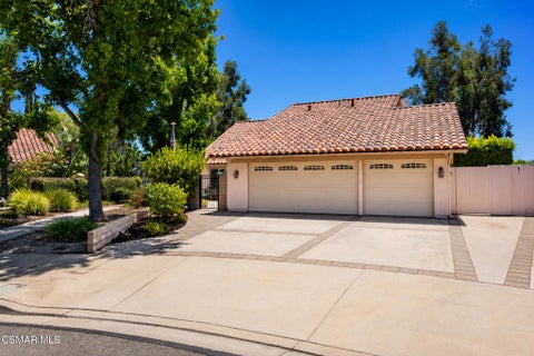 Photo of 3374 Onyx Circle, Simi Valley, CA 93063 (MLS # 226003631)
