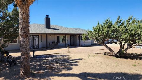 Photo of 8170 Coyote Trl, Oak Hills, CA 92344 (MLS # SR26063315)