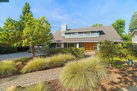 Photo of 15 Wildwood Ct Ct, Danville, CA 94526 (MLS # 41130061)