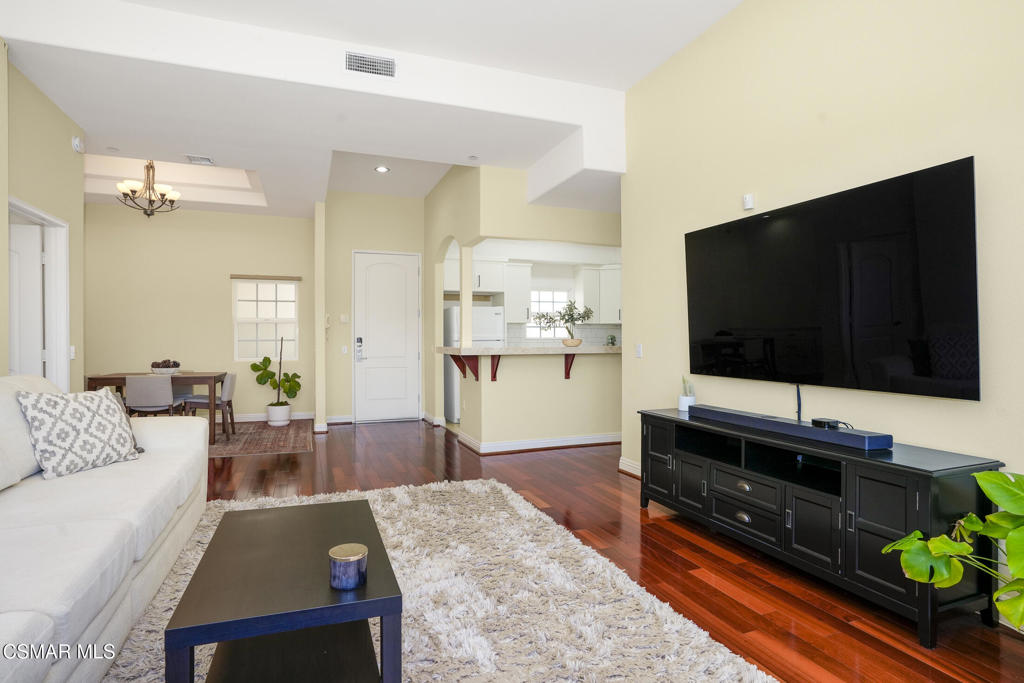 10740 Moorpark Street 304