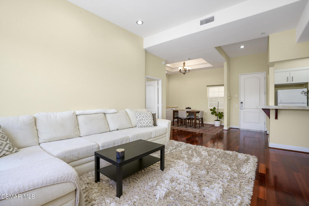 10740 Moorpark Street 304