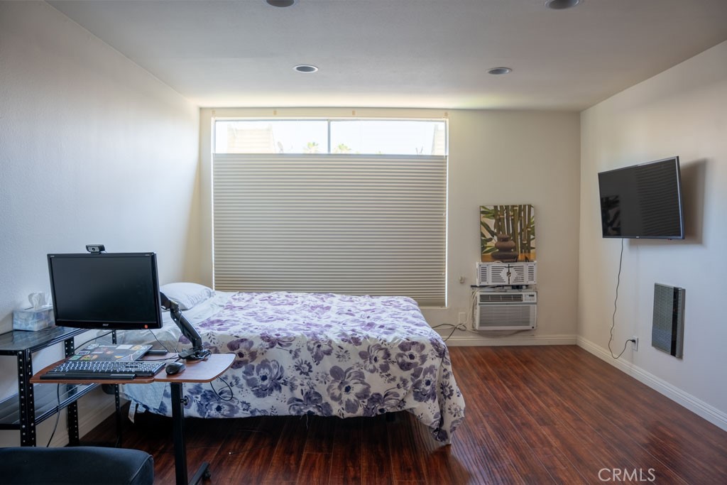 Prime LA Living! Welcome to your new home in one of Los Angeles’ most vibrant and dynamic neighborhoods! This bright and stylish studio apartment is perfectly situated in heart of LA, just minutes from Downtown LA, Hollywood, and major freeways. Whether you're commuting or exploring, you're never far from where you want to be. Open-concept layout with ample natural light. Modern kitchen with stainless steel appliances and quartz countertops. Community pool for you to relax in the summertime. Ample sitting areas throughout the complex. Comes with 1 garage space.