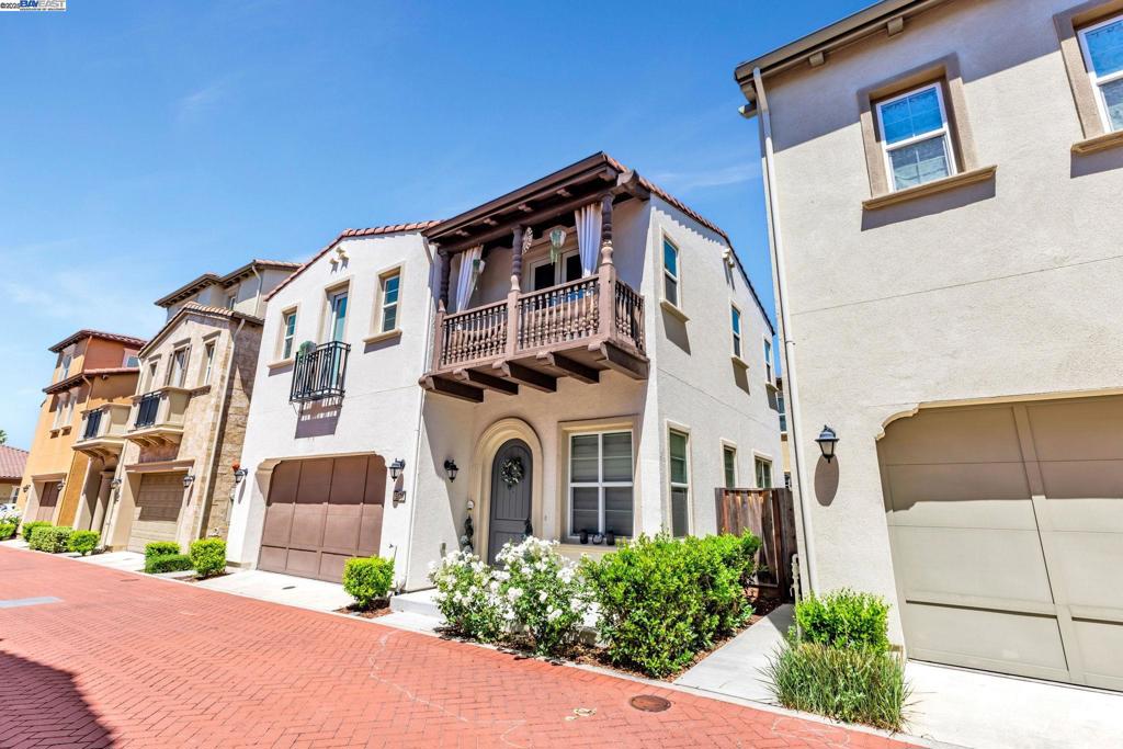 Stylish and thoughtfully crafted, this 4 Bedroom / 3.5 Bath single-family home in Gale Ranch offers 2,152 sq ft of modern comfort. Highlights include hardwood floors, soaring ceilings, a gourmet kitchen with quartz countertops and sleek finishes, and a 2-car garage. Built in 2016 on a low-maintenance 2.200 sq ft lot, it's close to top-rated schools, nearby parks, shops, and the vibrant City Center Bishop Ranch.