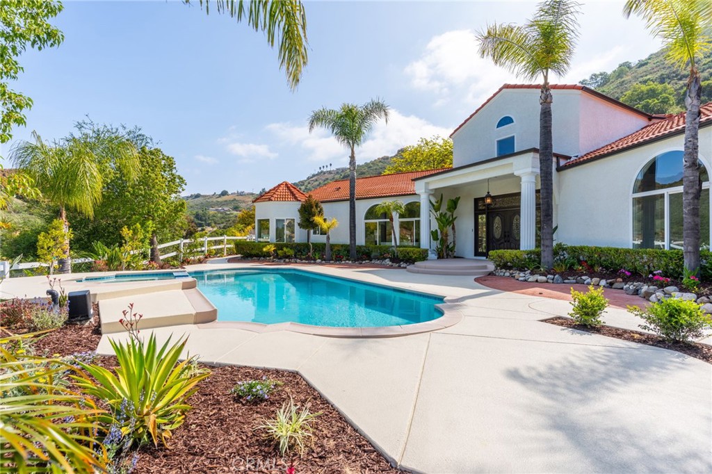 44240 La Cruz Drive
