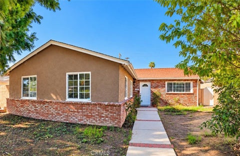 Photo of 11201 Hayvenhurst Avenue, Granada Hills, CA 91344 (MLS # CV26232821)