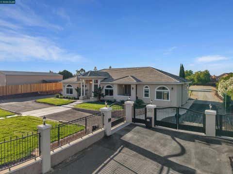 Photo of 30 W Cypress Place, Oakley, CA 94561 (MLS # 41141415)