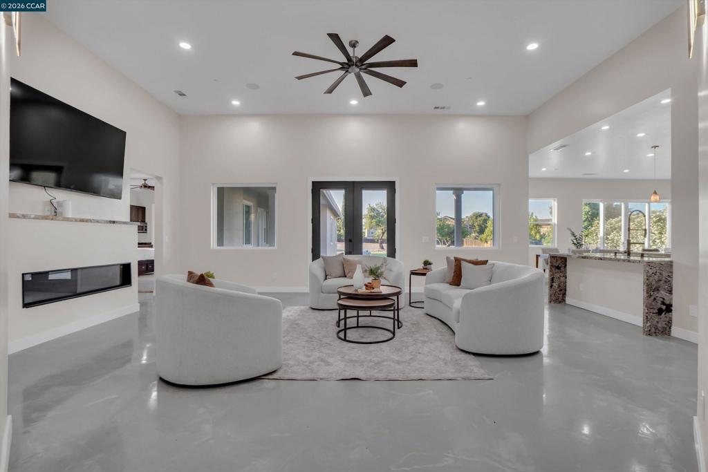 30 W Cypress Place