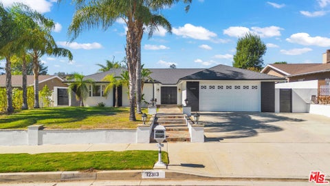 Photo of 12313 Jolette Avenue, Granada Hills, CA 91344 (MLS # 26102198)