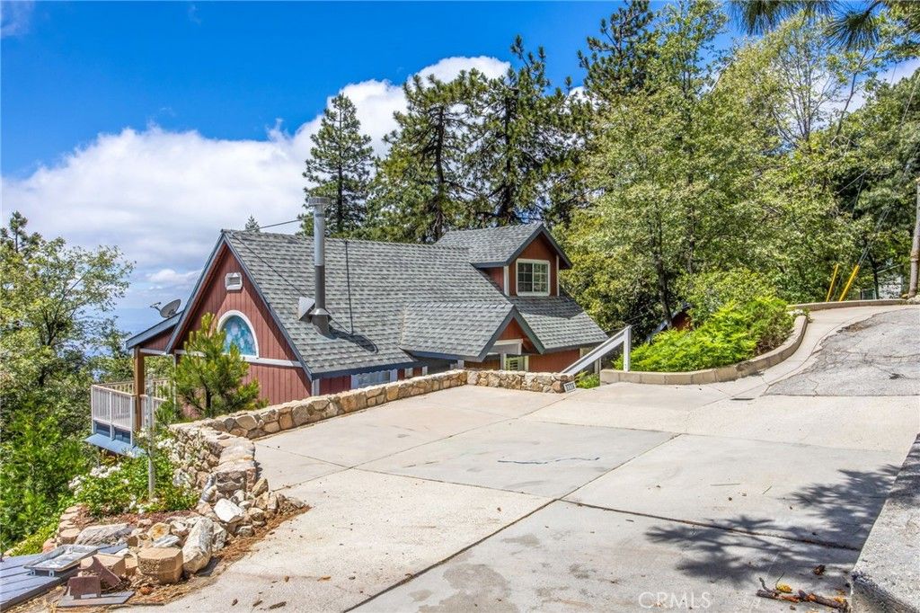 Photo of 1134 Scenic Way, Rimforest, CA 92378 (MLS # CV26117094)