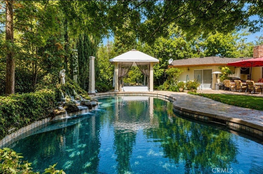 55 Pine Oaks Road