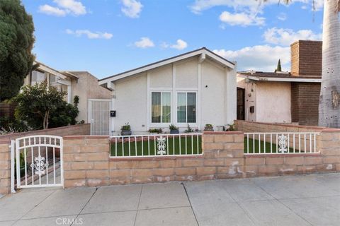 Photo of 1353 Termino Avenue, Long Beach, CA 90804 (MLS # SB26018898)