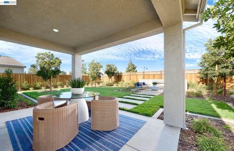 Photo of 17942 Glen Arbor Way Way, Lathrop, CA 95330 (MLS # 41128869)