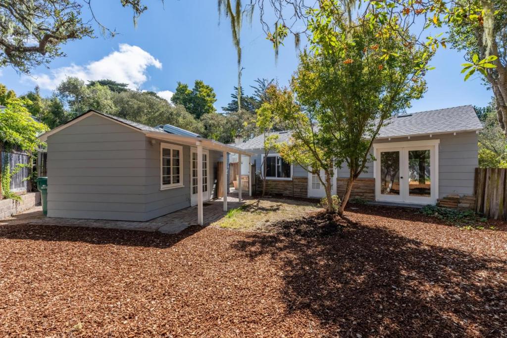 3111 Serra Avenue