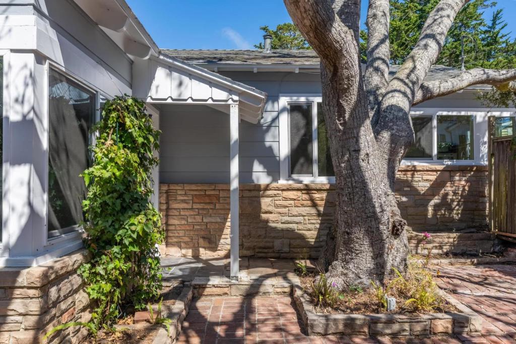 3111 Serra Avenue