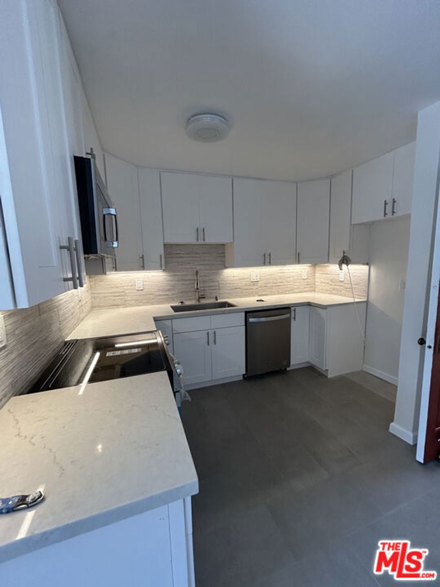 Nice Ocean Views.  Walking distance to beach, 3rd Street Promenade, Montana Ave.  Brand new hardwood floors, new appliances, new kitchen and bath remodel.