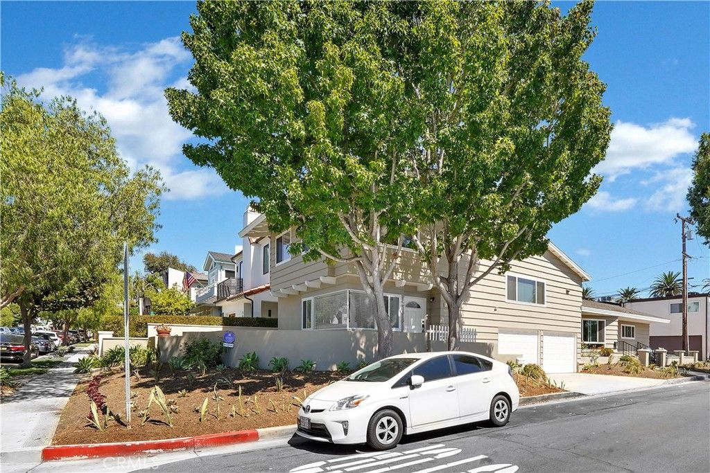 Photo of 500 Larkspur Avenue, Corona Del Mar, CA 92625 (MLS # PW25275819)