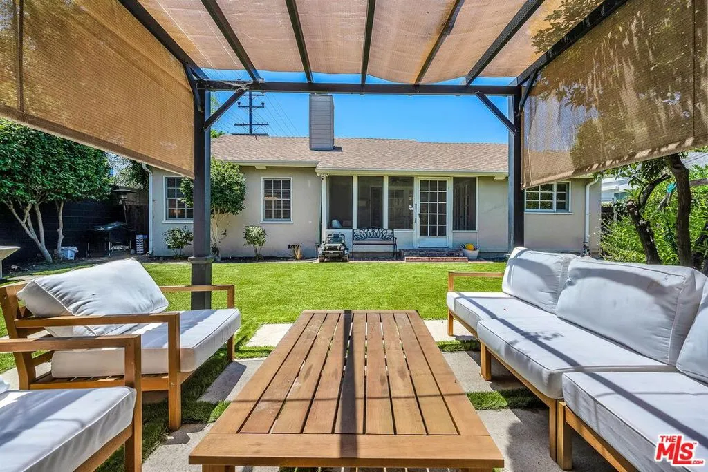 Studio City, California 91604, United States, 3 Bedrooms Bedrooms, ,2 BathroomsBathrooms,Residential,Active,161823