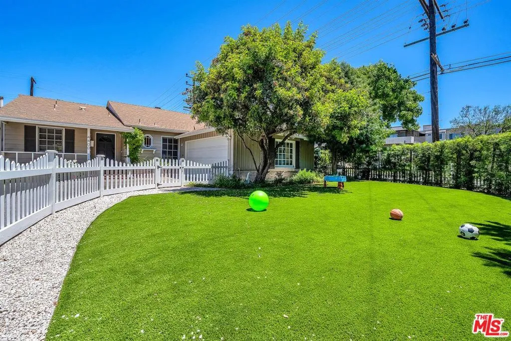 Studio City, California 91604, United States, 3 Bedrooms Bedrooms, ,2 BathroomsBathrooms,Residential,Active,161823