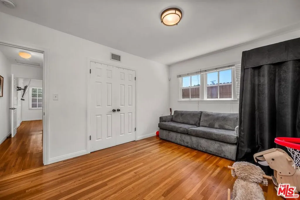 Studio City, California 91604, United States, 3 Bedrooms Bedrooms, ,2 BathroomsBathrooms,Residential,Active,161823