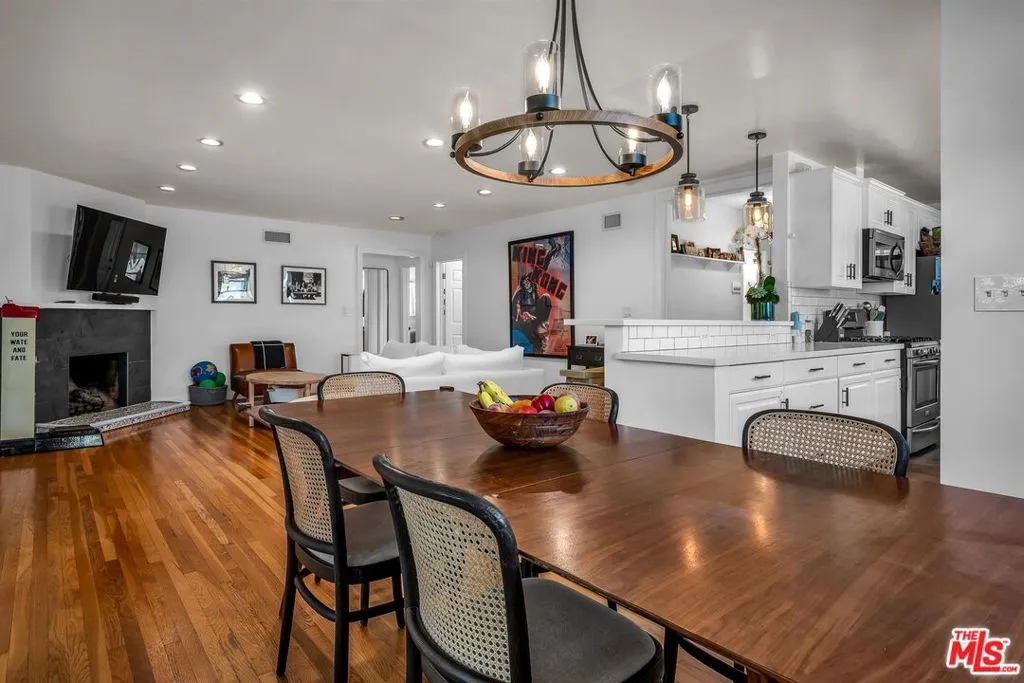 Studio City, California 91604, United States, 3 Bedrooms Bedrooms, ,2 BathroomsBathrooms,Residential,Active,161823