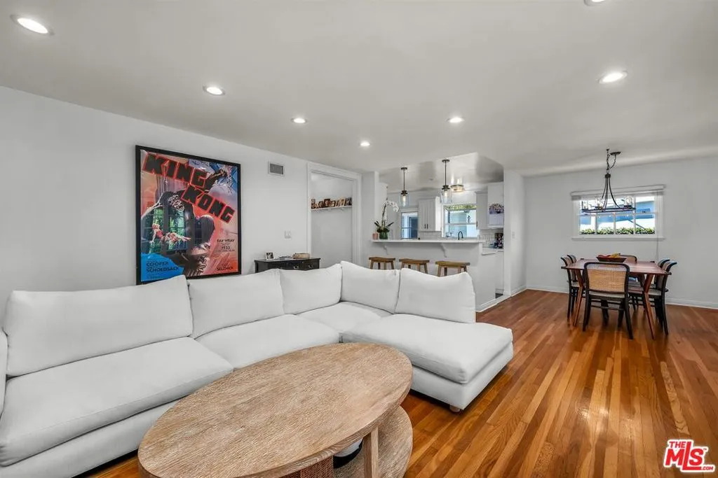 Studio City, California 91604, United States, 3 Bedrooms Bedrooms, ,2 BathroomsBathrooms,Residential,Active,161823