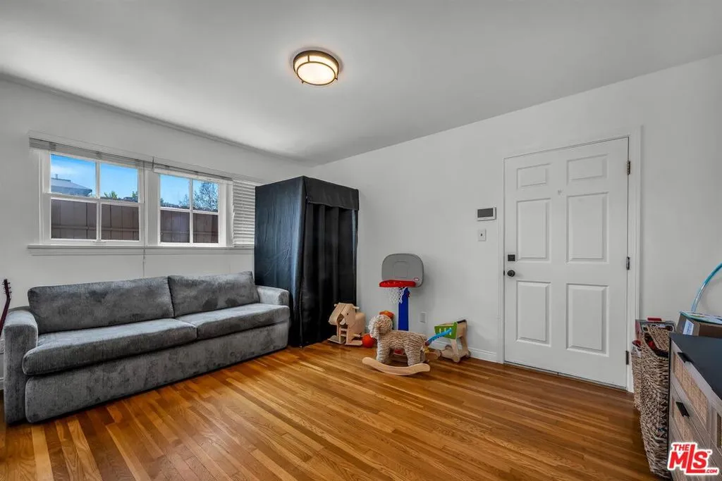 Studio City, California 91604, United States, 3 Bedrooms Bedrooms, ,2 BathroomsBathrooms,Residential,Active,161823