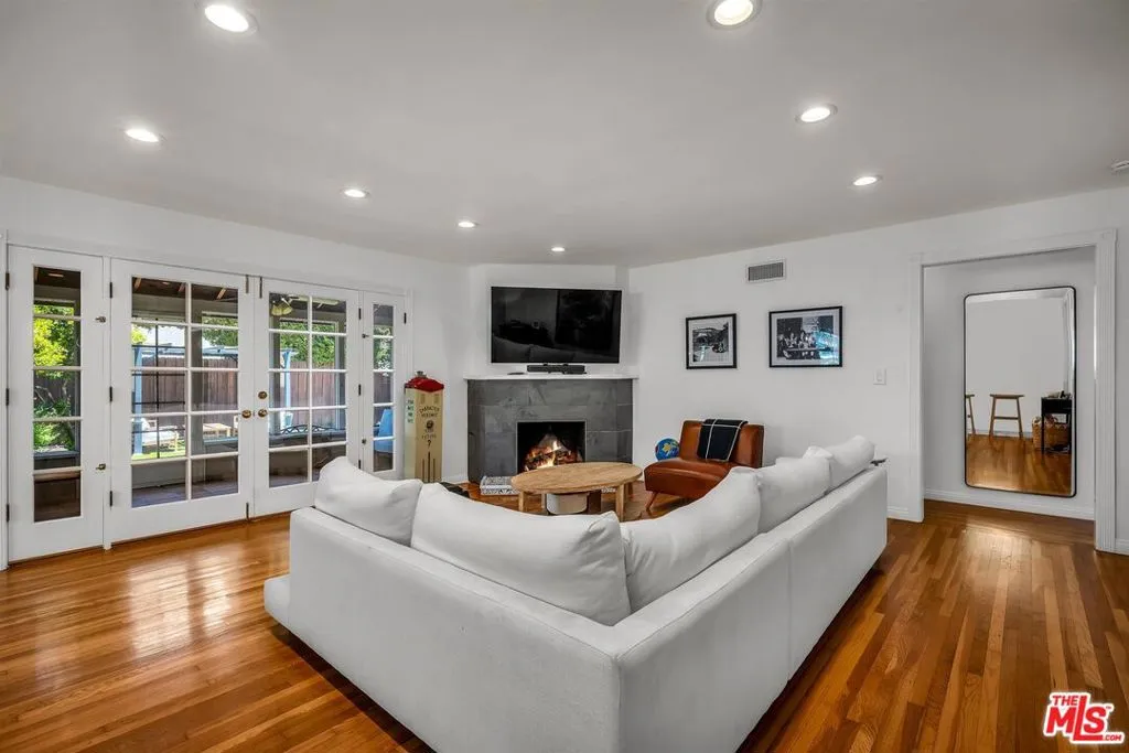 Studio City, California 91604, United States, 3 Bedrooms Bedrooms, ,2 BathroomsBathrooms,Residential,Active,161823