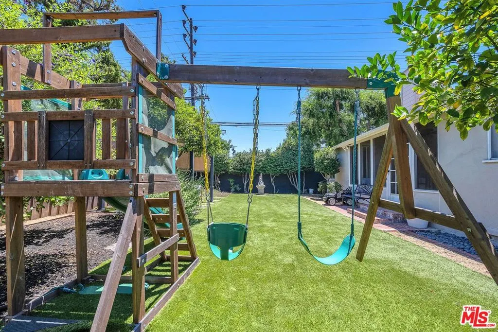 Studio City, California 91604, United States, 3 Bedrooms Bedrooms, ,2 BathroomsBathrooms,Residential,Active,161823