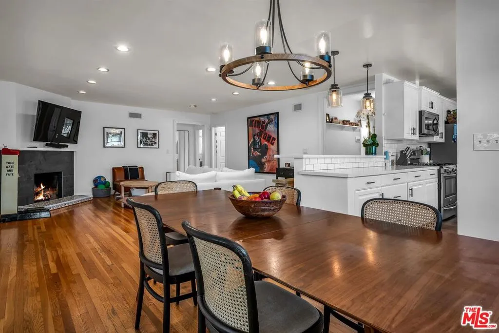 Studio City, California 91604, United States, 3 Bedrooms Bedrooms, ,2 BathroomsBathrooms,Residential,Active,161823