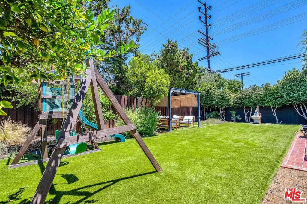 Studio City, California 91604, United States, 3 Bedrooms Bedrooms, ,2 BathroomsBathrooms,Residential,Active,161823