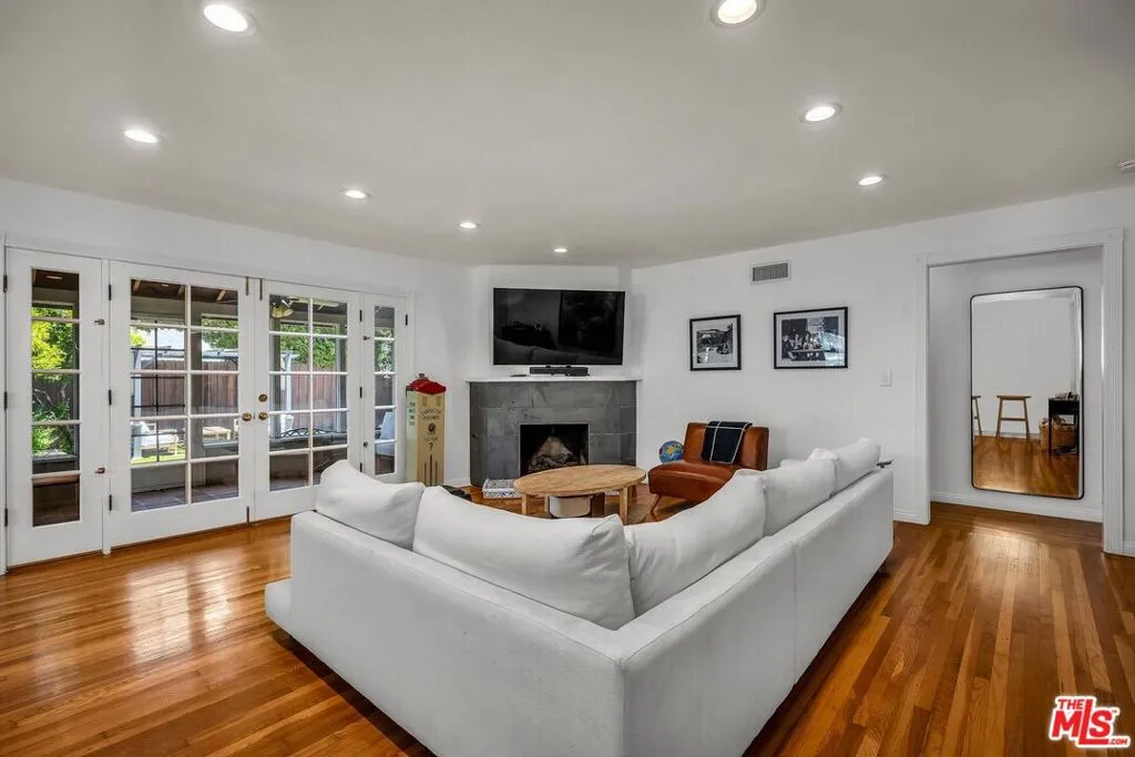 Studio City, California 91604, United States, 3 Bedrooms Bedrooms, ,2 BathroomsBathrooms,Residential,Active,161823