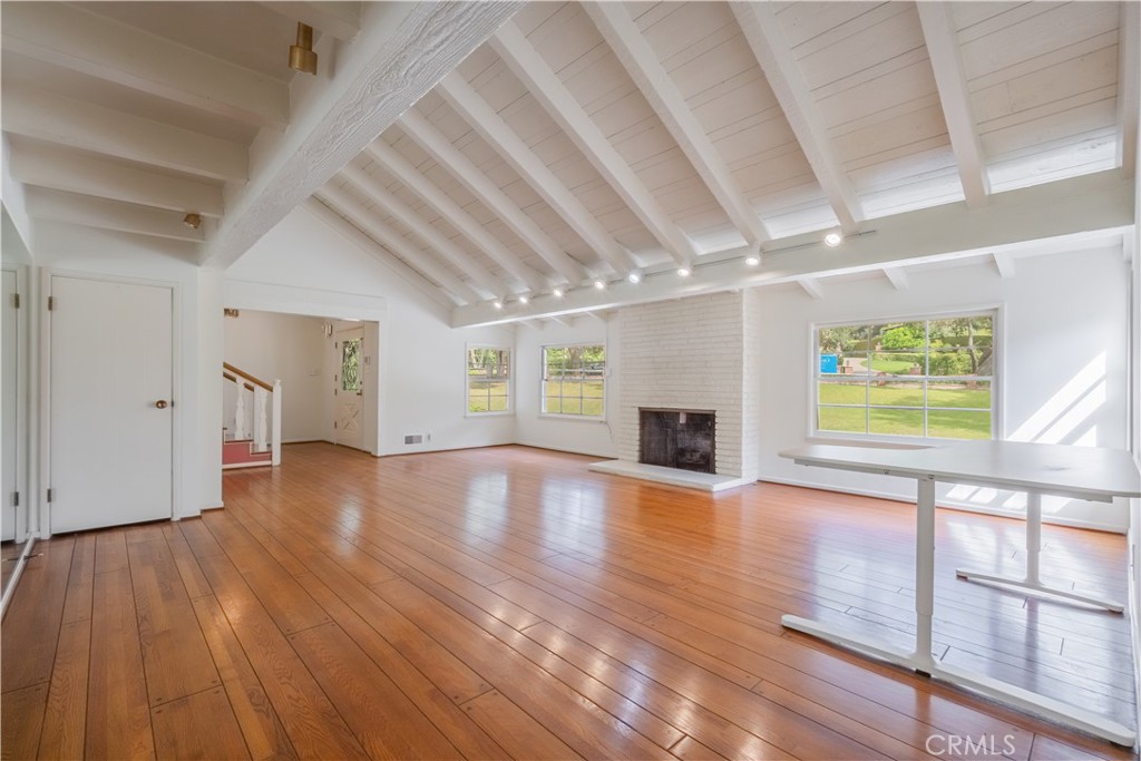 Properties 4 1004 Singing Wood