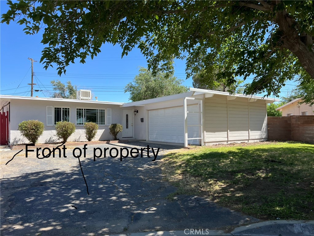3 bedroom 2 bathrooms, huge back yard, rear cover patio & BBQ area, 2ca garage in a cul-de-sac street. New white icket fencing & Block wall.