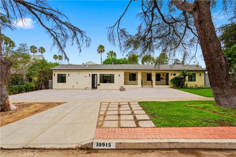 Photo of 10913 White Oak Avenue, Granada Hills, CA 91344 (MLS # SR26178142)