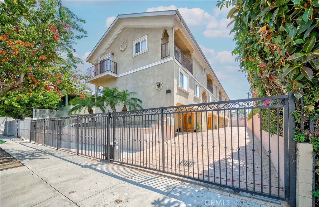 Introducing a beautiful townhouse, built in 2005 and recently renovated three years ago. It's located within a secure, gated community that contains only 4units. This house features of 3 bedrooms 2.5 bathrooms a modern kitchen, a living room, a spacious laundry room that can be used as a storage room, a nice size balcony can be for barbecues,and two car garage with direct access to the house. This property is located in Torrance P O,near community shopping, dinning, retailers and is within close proximity of freeway and public transportation .
I hope you won't miss out on this modern and beautiful home.
