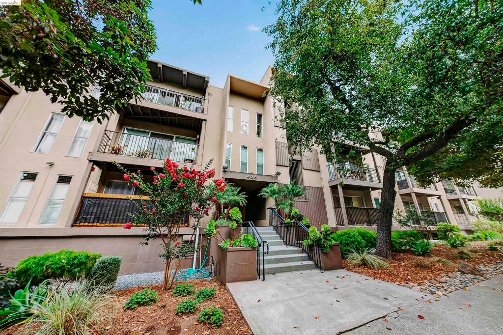 425 Orange St 210