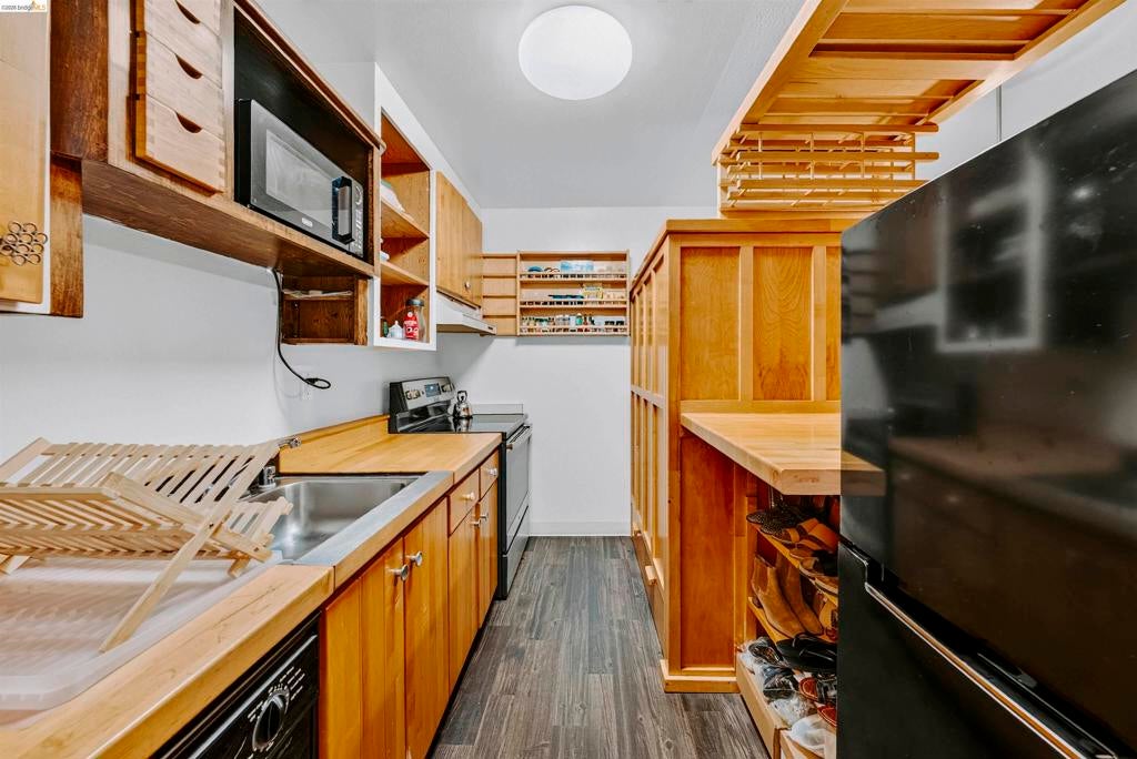 425 Orange St 210