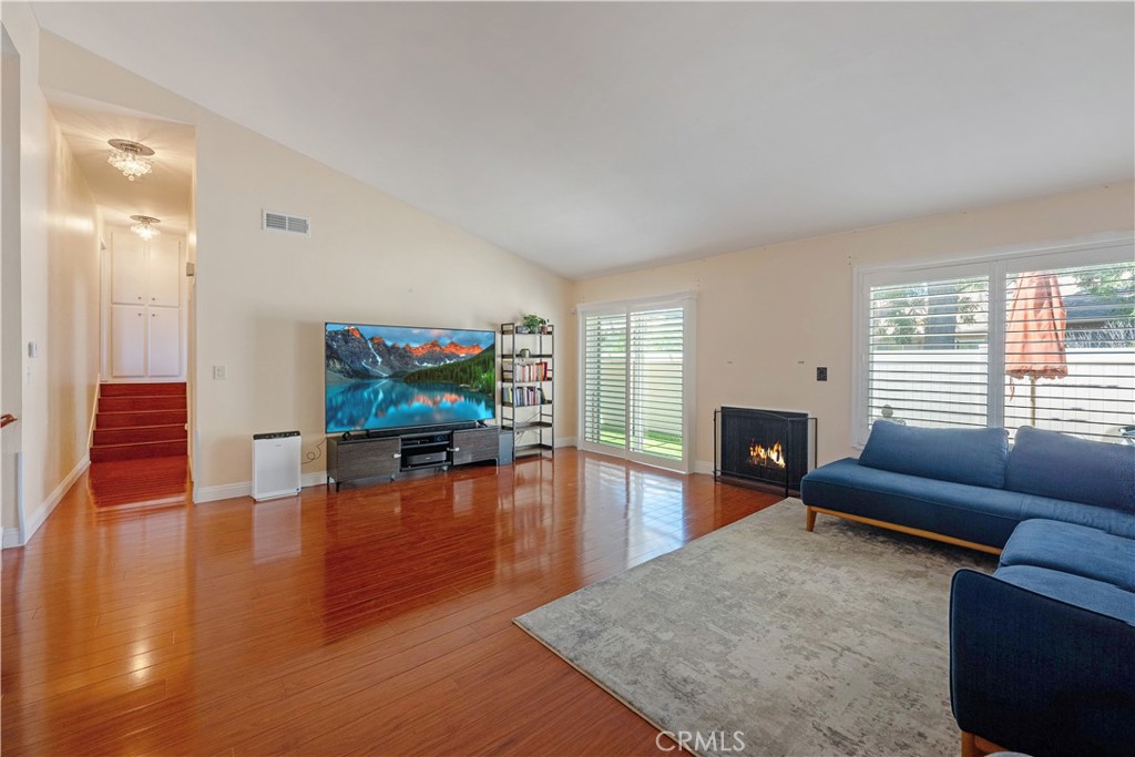 Live Where It Feels Like a Vacation. Why escape on the weekends when you can live like this every day? Tucked inside the guard-gated Scenic Hills community, this upgraded townhome gives you access to a private 9-hole golf course, clubhouse, pool, gym, and tennis, all just minutes from the freeway, schools, and shopping. From the remodeled interiors to the shaded patio and upstairs retreat, every inch feels like an upgrade. Plus: bonus storage, white shutters, and a balcony that can convert to even more living space. If you’ve been looking for that “just right” home in a community that has it all, this is it. And if you’re not sure how to make it happen? That’s where we come in.
We offer options. We craft solutions. Let’s talk.
________________________________________________________________________
Vive donde cada día se siente como vacaciones.
¿Por qué escapar los fines de semana cuando puedes vivir así todos los días? Ubicada dentro de la comunidad privada y vigilada de Scenic Hills, esta casa tipo townhome remodelada te da acceso a un campo de golf privado de 9 hoyos, casa club, alberca, gimnasio y canchas de tenis, todo a minutos del freeway, escuelas y centros comerciales.
Desde los interiores renovados hasta el patio sombreado y el refugio en la planta alta, cada rincón se siente como una mejora. Además: espacio de almacenamiento adicional, persianas blancas y un balcón que se puede convertir en más espacio habitable.
¿Has estado buscando ese hogar que se siente “justo el indicado” en una comunidad que lo tiene todo? Este es.
¿Y si no sabes cómo hacerlo realidad? Para eso estamos nosotros.
Ofrecemos opciones. Creamos soluciones. Hablemos.